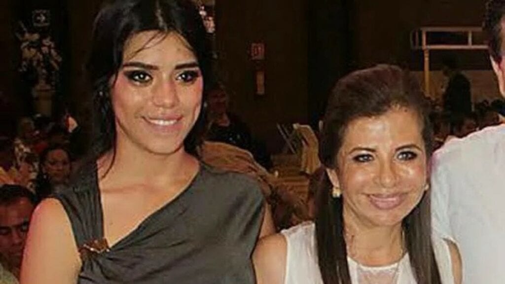 La ex alcaldesa de Cosoleacaque, Veracruz, Gladys Merlín Castro y su hija, Carla Enríquez Merlín, fueron asesinadas este lunes por la madrugada, en su domicilio de aquel municipio.