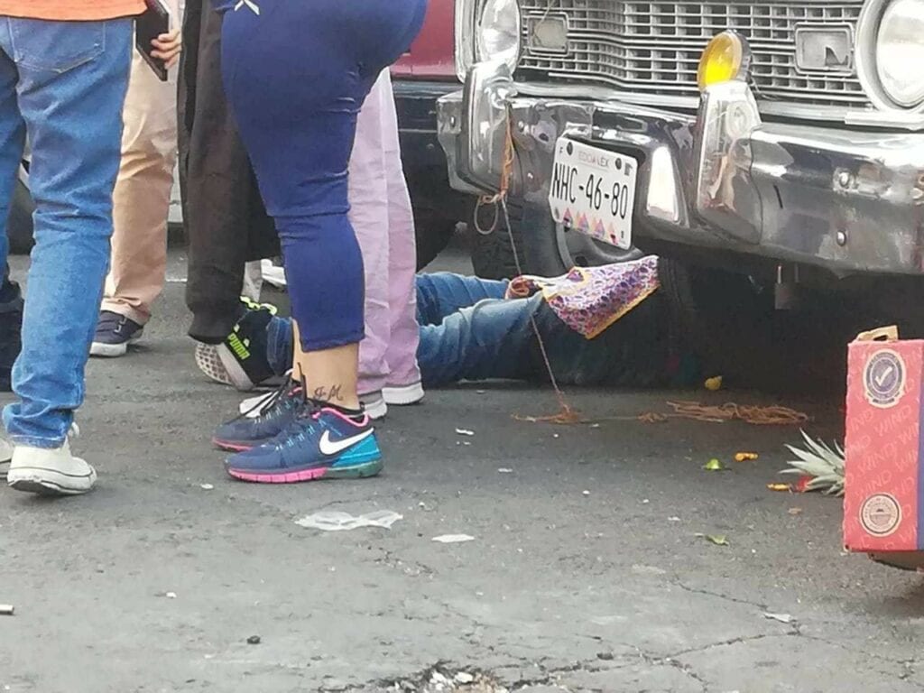 A plena la luz del día fueron asesinados dos sujetos en un tianguis instalado en calles de la colonia Valle Sur en la Alcaldía de Iztapalapa, dos mujeres comerciantes resultaron lesionadas y fueron trasladadas a un hospital.