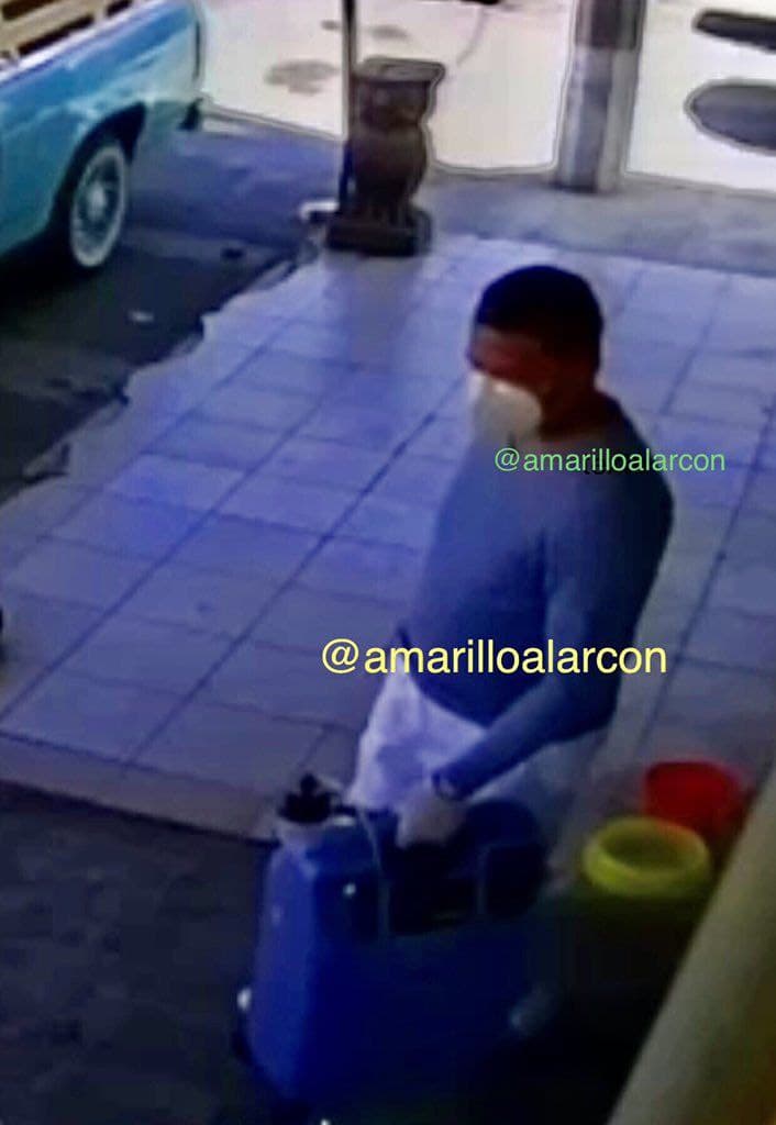 Cámaras de seguridad captaron el momento exacto en el que un enfermero se roba dos tanques de oxígeno en la alcaldía Tláhuac.