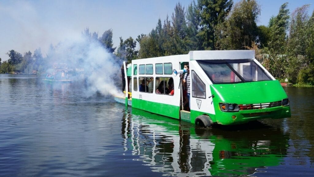 En Xochimilco circula una trajinera convertida en microbús, como parte de un proyecto para rescatar los humedales.