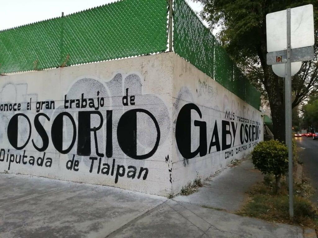 Padres de menores que fallecieron hace tres años en el Colegio Rébsamen consideran “deleznable” la propaganda a favor de la diputada de Morena, Gabriela Osorio, que fue pintada en las bardas de la escuela.