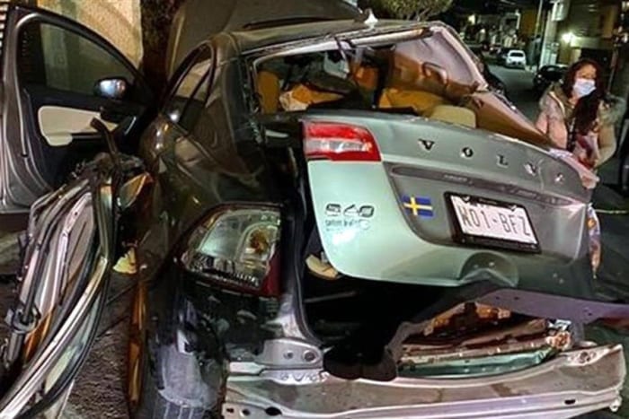 un automovilista perdió la vida, en calles del municipio de Naucalpan, Estado de México, luego de que otro conductor aparentemente ebrio impactará su vehículo, todo quedó registrado por una cámara de seguridad.