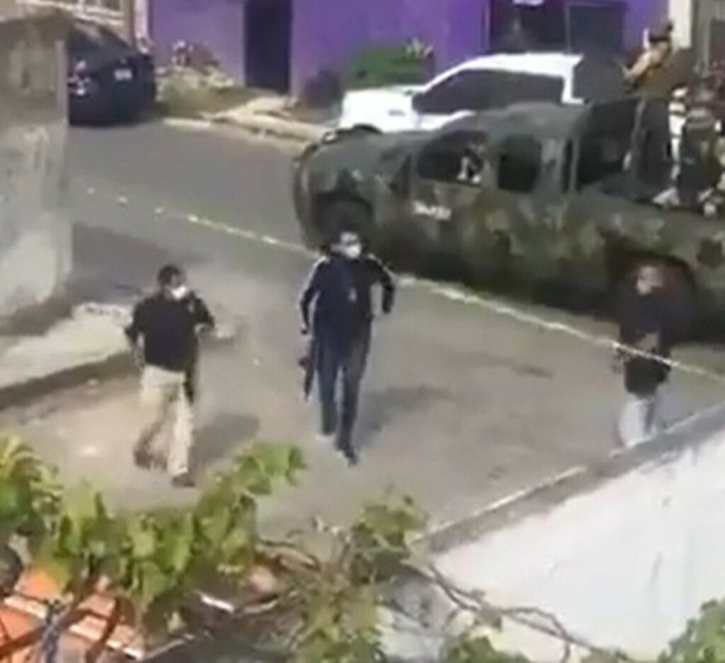 Una balacera y persecución contra presuntos delincuentes provocó que una patrulla de la Guardia Nacional se accidentara y cinco agentes resultaron lesionados, antes se habían arrestado a 12 personas y rescatado a una víctima de secuestro, en Cancún, Quintana Roo.