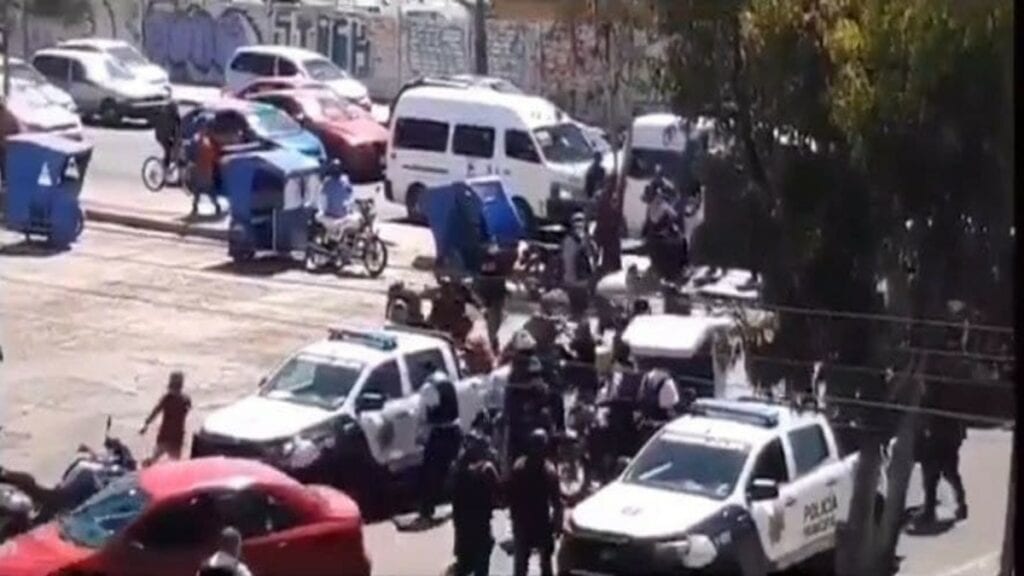 Se registró un enfrentamiento entre policías y mototaxistas en calles del municipio de Nezahualcóyotl, Estado de México.