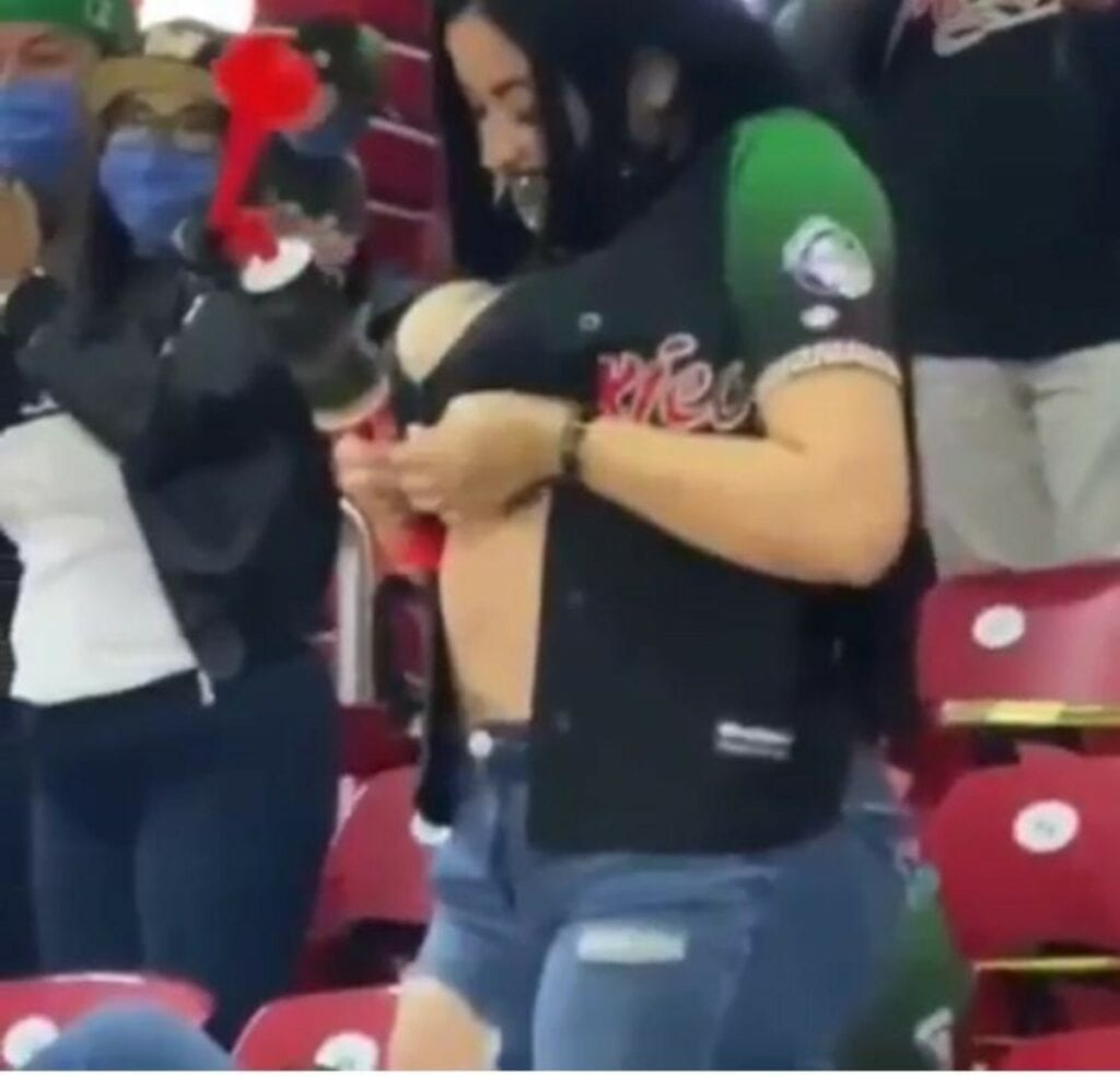 Una mujer que se encontraba en las gradas de uno de los partidos de la Serie del Caribe 2021 en Mazatlán, fue grabada mientras se desabrochaba su jersey de México y mostraba sus senos.