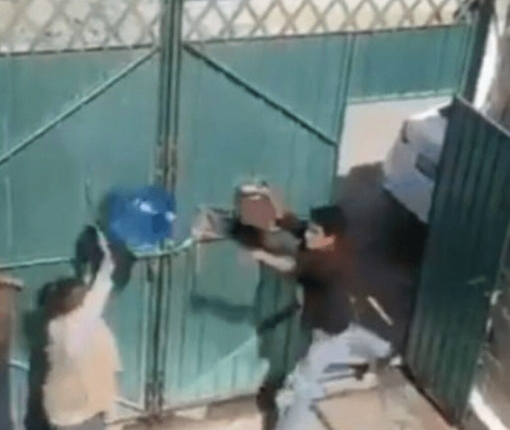 En internet se ha difundido un video que fue grabado por vecinos de Ixtapaluca, Estado de México, donde se puede apreciar cómo un sujeto agrede a su mamá al lanzarle un garrafón de agua encima.