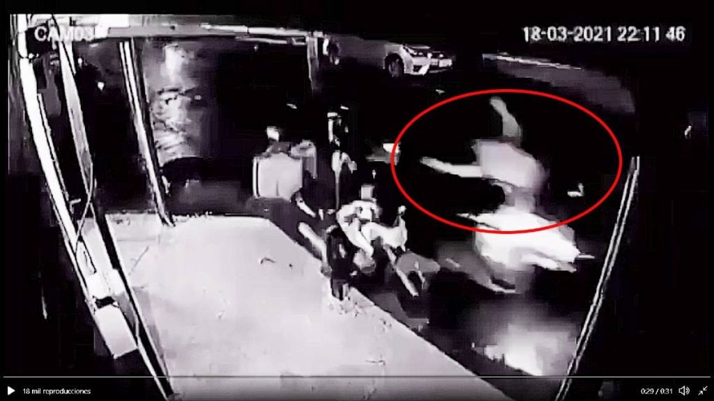 Video atropellan a ladrón que asaltaba a motociclista