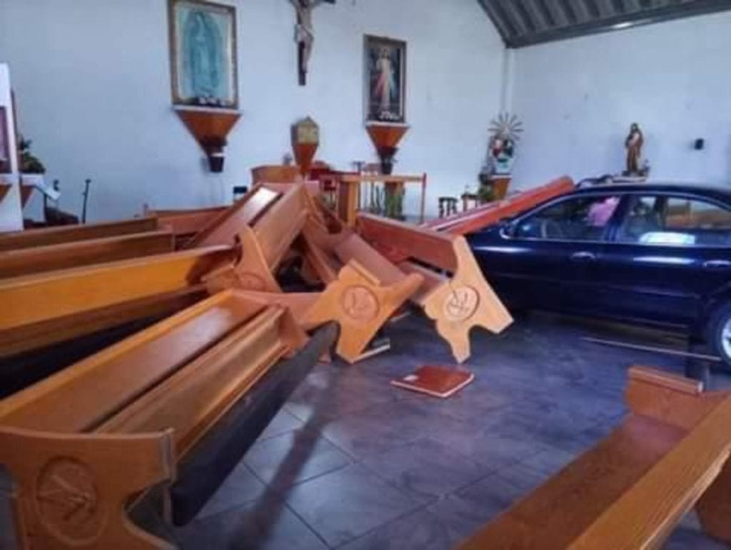 Tras presuntamente equivocarse de pedal, un automovilista de la tercera edad, terminó con todo y coche dentro de una iglesia en la colonia Javier Barrios en Jilotepec en la zona norte del Estado de México.