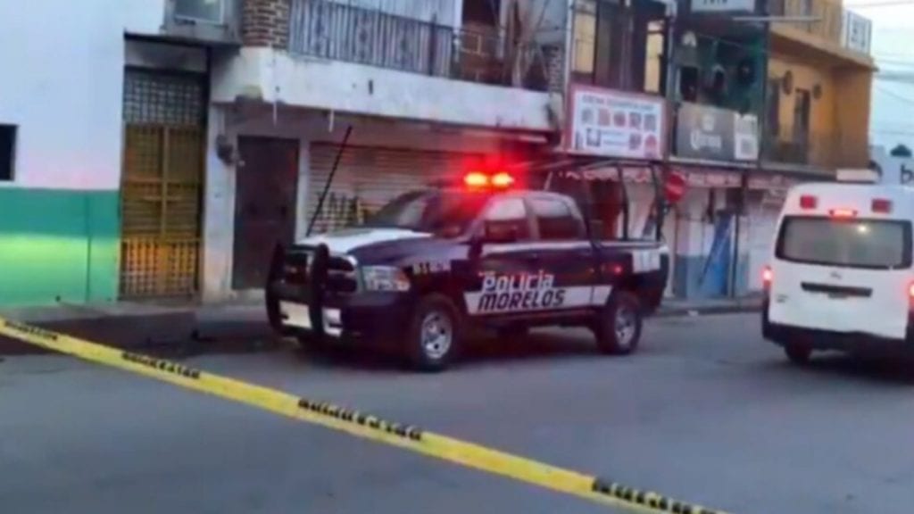 Dos hombres fueron asesinados de 100 balazos en el poblado de Tezoyuca, en el municipio de Emiliano Zapata Morelos; también una mujer resultó herida.