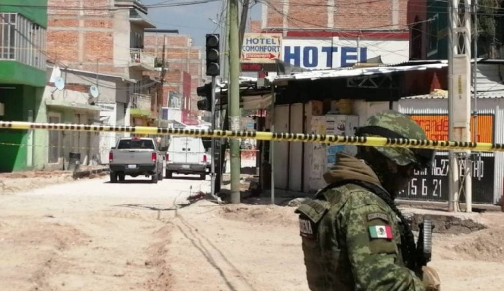 Un saldo de cinco muertos y tres heridos, dejo un ataque al interior de un hotel en la Zona Centro del municipio de Comonfort, en Guanajuato.
