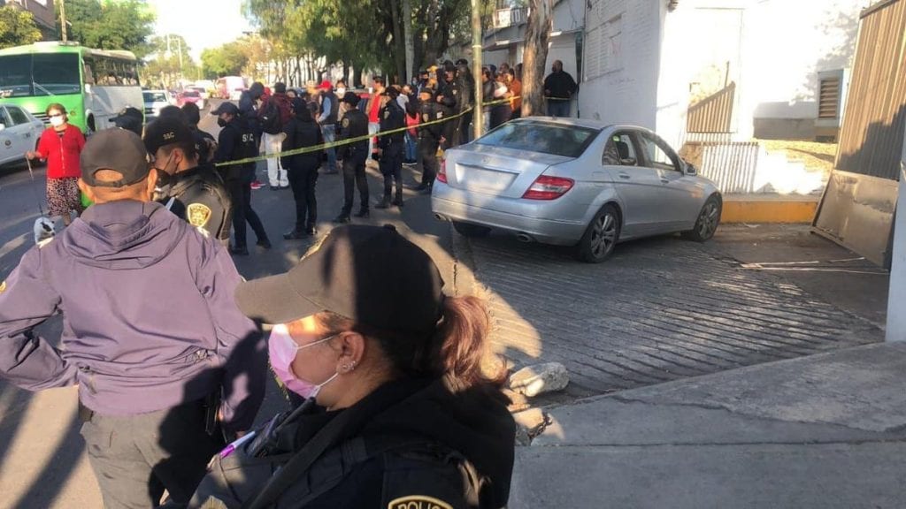 Un sujeto falleció después de enfrentarse con policías en la Alcaldía Álvaro Obregón, Ciudad de México, quienes habían recibido un reporte acerca de los tripulantes de un vehículo gris, quienes portaban armas de fuego.
