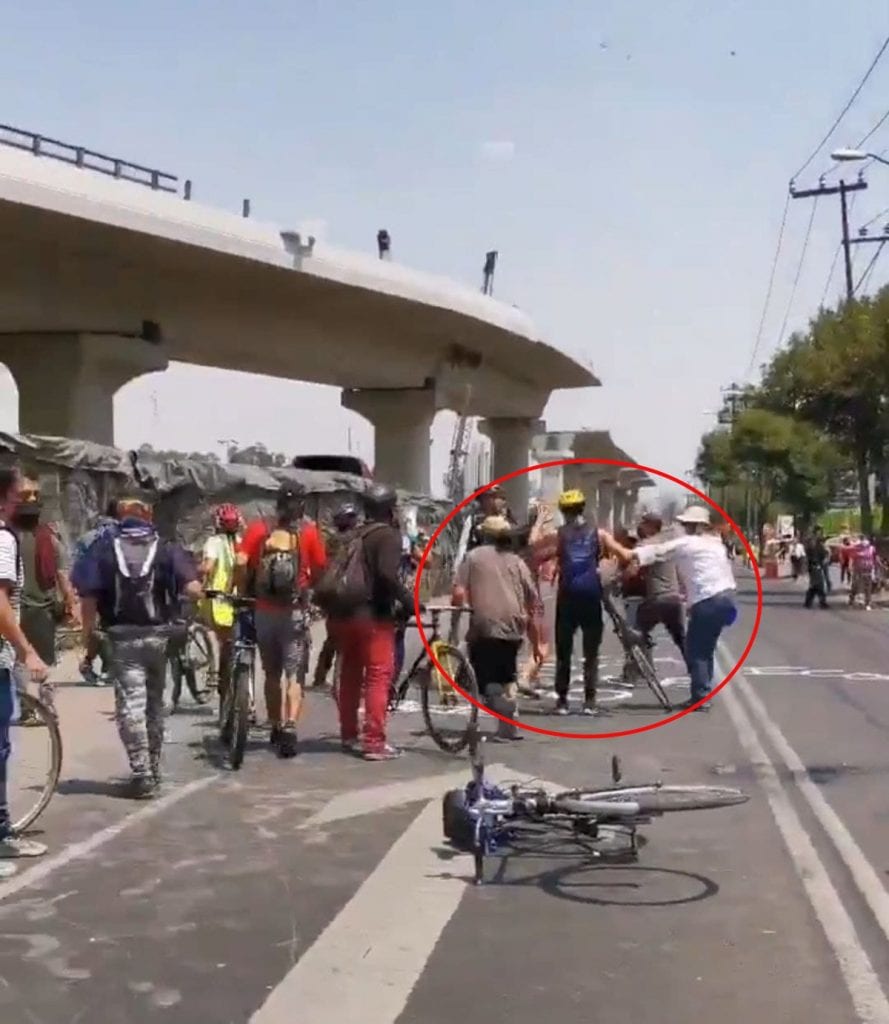 Ciclistas denunciaron que fueron agredidos a golpes durante una protesta en contra de la construcción de un puente vehicular en El Humedal de Xochimilco.