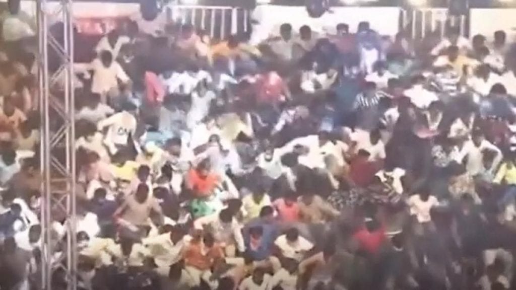 Alrededor de 2 mil hinchas, de un aproximado total de 5 mil, presentes en las gradas de un estadio de la ciudad de Suryapet, en el estado de Telangana, India, cayeron aparatosamente cuando asistían a un partido de Kabbadi, según videos difundidos durante esta jornada en las redes sociales.