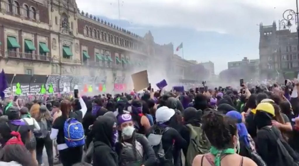 Mujeres derriban una valla en Palacio Nacional.