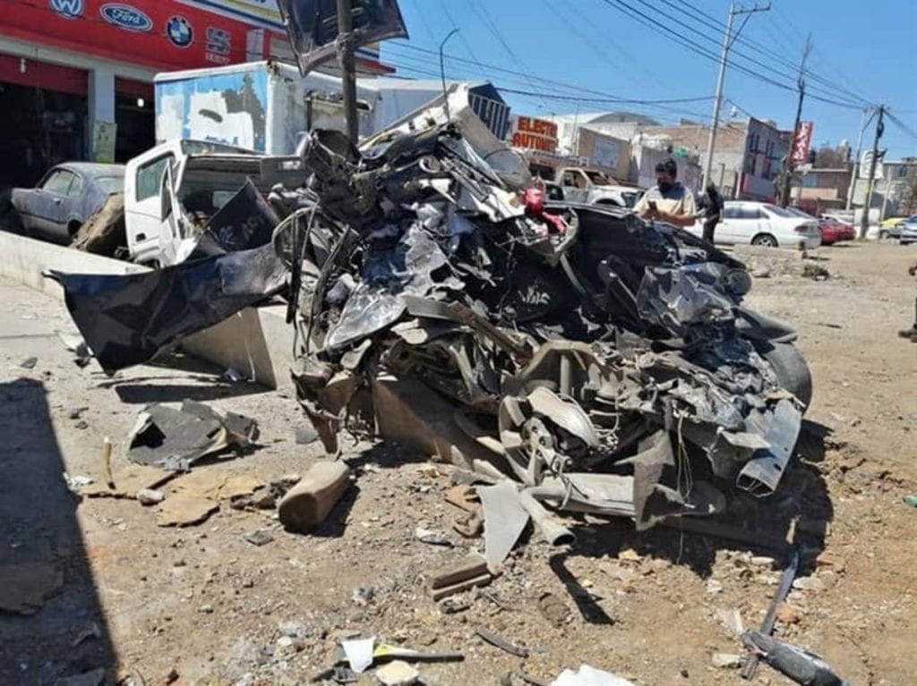 Un camión revolvedora se quedó sin frenos e impactó a siete vehículos, dejando como saldo a un herido, en Hidalgo.