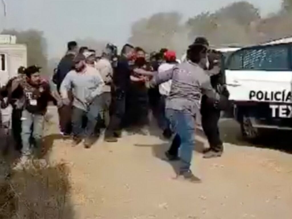 Policías municipales de Texcoco rescataron a un presunto ladrón de ser linchado en el poblado de San Juan Tezontla, en el Estado de México.