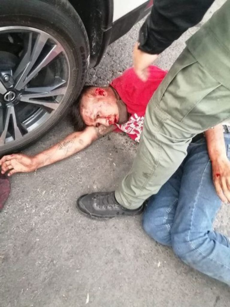 Justo cuando estaba cometiendo el robo de una camioneta de lujo, un hombre fue detenido por policías municipales de Coacalco, pero los vecinos comenzaron a golpearlo.