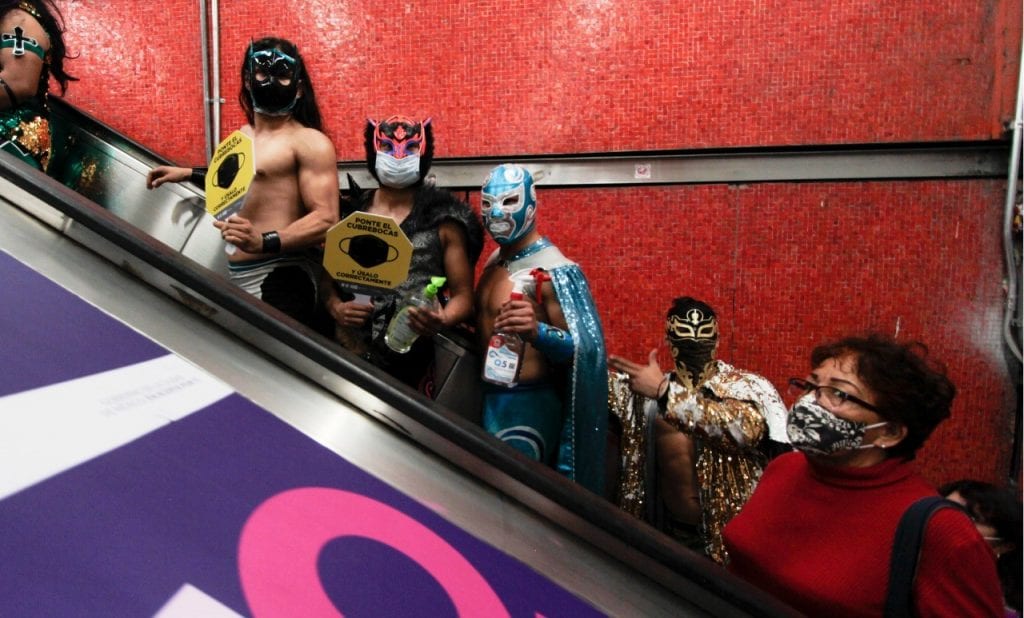El Bandido, así como otros luchadores mexicanos salieron del ring para trasladarse a los vagones del Metro de la ciudad de México y promover el uso del cubrebocas para noquear al Covid-19.