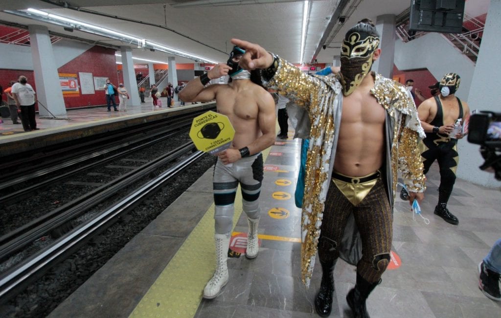 El Bandido, así como otros luchadores mexicanos salieron del ring para trasladarse a los vagones del Metro de la ciudad de México y promover el uso del cubrebocas para noquear al Covid-19.