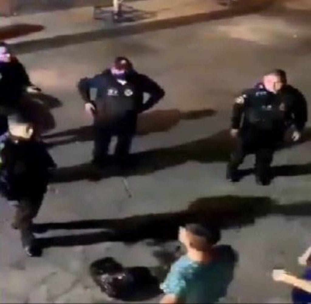 A través de redes sociales se difundió un video que muestra a un grupo de policías de la Secretaría de Seguridad Ciudadana de la Ciudad de México (SSC-CDMX) disparar en contra de un grupo de jóvenes