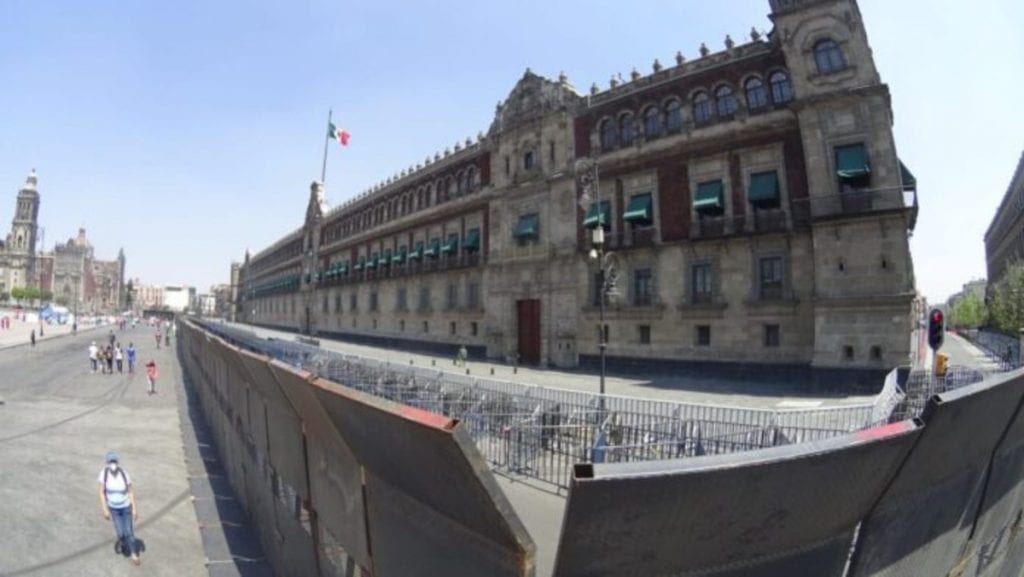 La colocación de vallas metálicas, muro de la vergüenza, en los alrededores de Palacio Nacional ante la marcha del 8 de marzo por el Día de la Mujer fue reprobada por colectivos feministas y legisladoras.