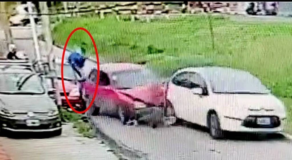 Video choca auto con el de los ladrones, para frustrar asalto a su suegro