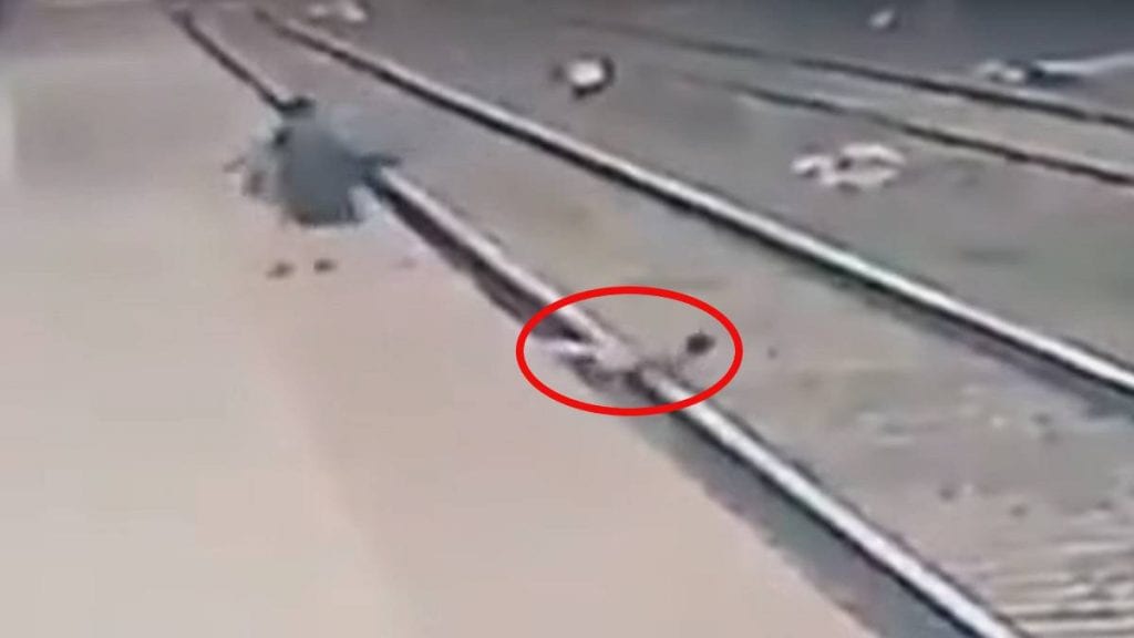 Video tren por poco mata a niño que cae a las vías