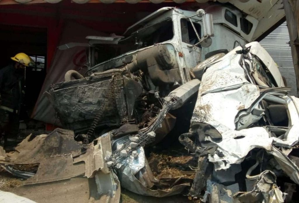 Se registró un fuerte accidente vehicular múltiple en la carretera México-Toluca, específicamente la altura de Río Hondito, en Ocoyoacac con dirección a Toluca.