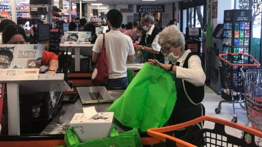 Ante el avance de la vacunación contra COVID-19 los adultos mayores ya pueden volver a emplearse como empacadores voluntarios en tiendas de autoservicio, informó el Instituto Nacional de las Personas Adultas Mayores (Inapam).