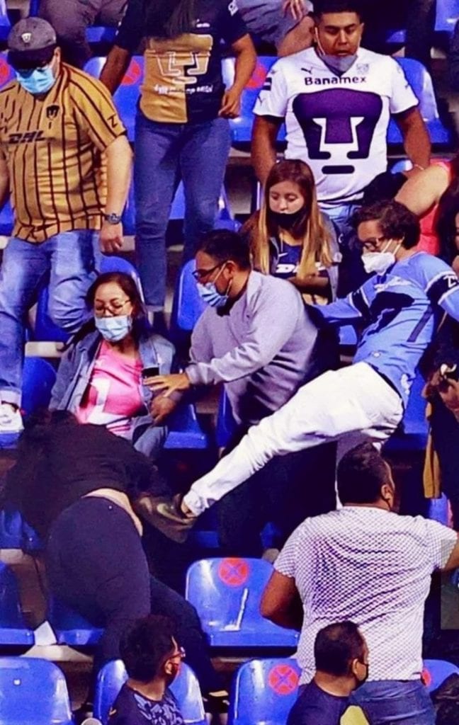 La violencia volvió a los estadio del futbol mexicano este fin de semana, luego de que en duelo entre Puebla y Pumas del viernes, un aficionado del equipo felino fue captado agrediendo a una mujer en las gradas del Estadio Cuauhtémoc.