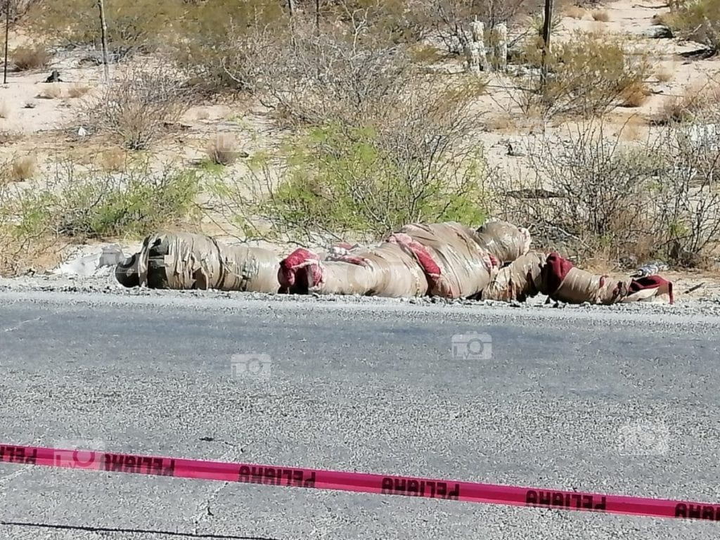 Fueron localizados tres cadáveres encobijados sobre la carretera que conduce a los municipios de Janos y Casas Grandes, en Chihuahua; hasta el momento las víctimas permanecen en calidad de desconocidas.