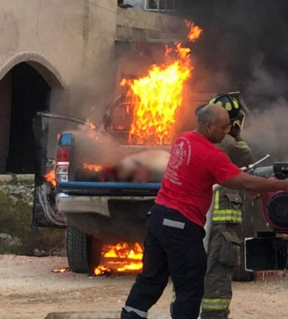 En Cancún, Quintana Room esta mañana hallaron un cuerpo descuartizado en el interior de una camioneta que se estaba incendiando.