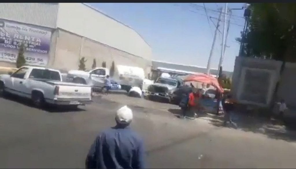 En video fue captado el momento en que unos gaseros se enfrentaron con todo y unidades en calles del municipio de Texcoco.