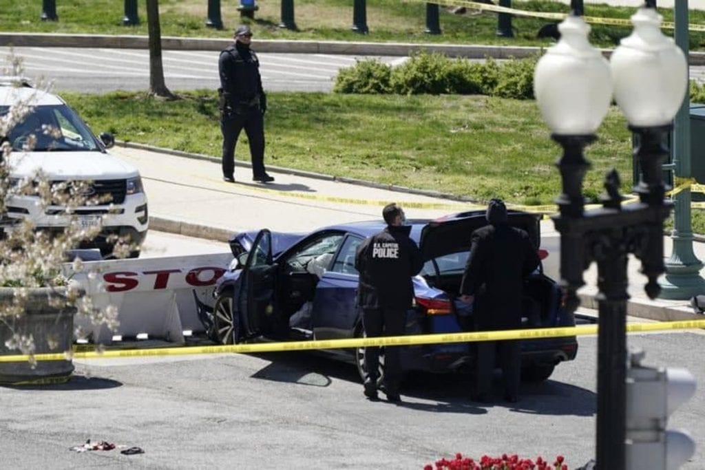 El sospechoso detenido tras atropellar a dos agentes de seguridad en la entrada norte del Capitolio de Estados Unidos murió luego de ser baleado por agentes y ser trasladado a un hospital cercano.