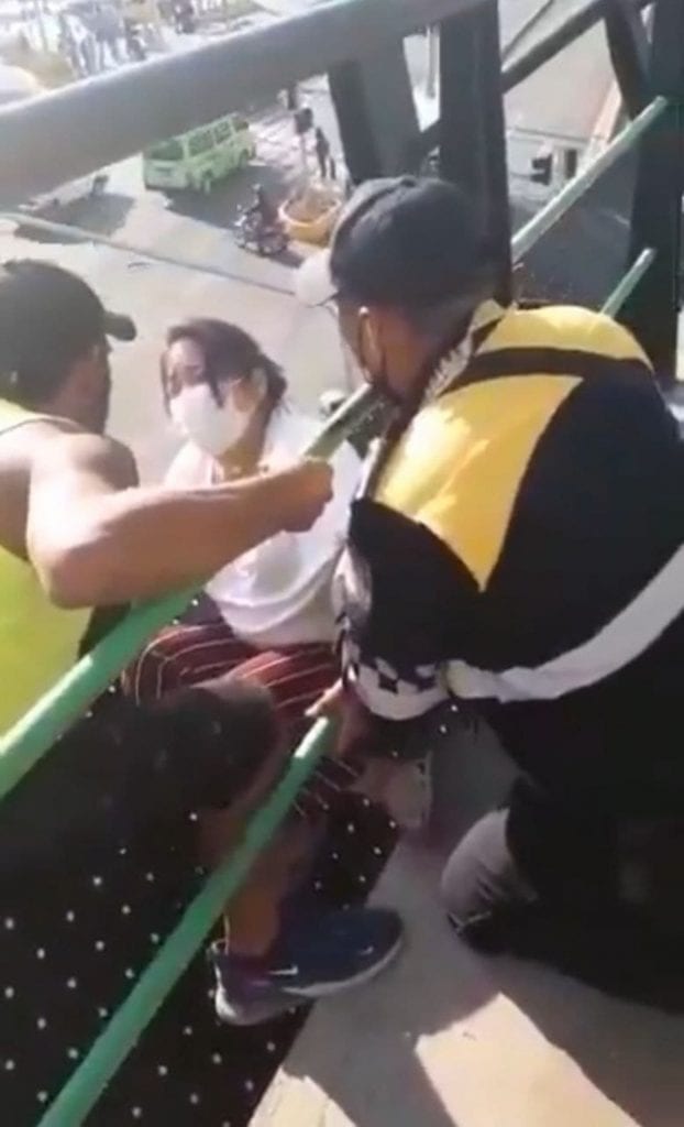 Policías de tránsito y ciudadanos evitaron que una mujer acabara con su vida y se lanzara desde un puente peatonal ubicado en División del Norte, Alcaldía Xochimilco, en la Ciudad de México.