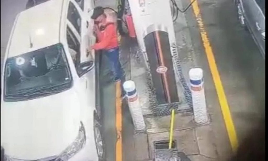 En video se observa el robo con violencia de vehículos justo cuando los conductores y acompañantes cargan combustible en gasolineras ubicadas en la carretera León-Silao, en el estado de Guanajuato.