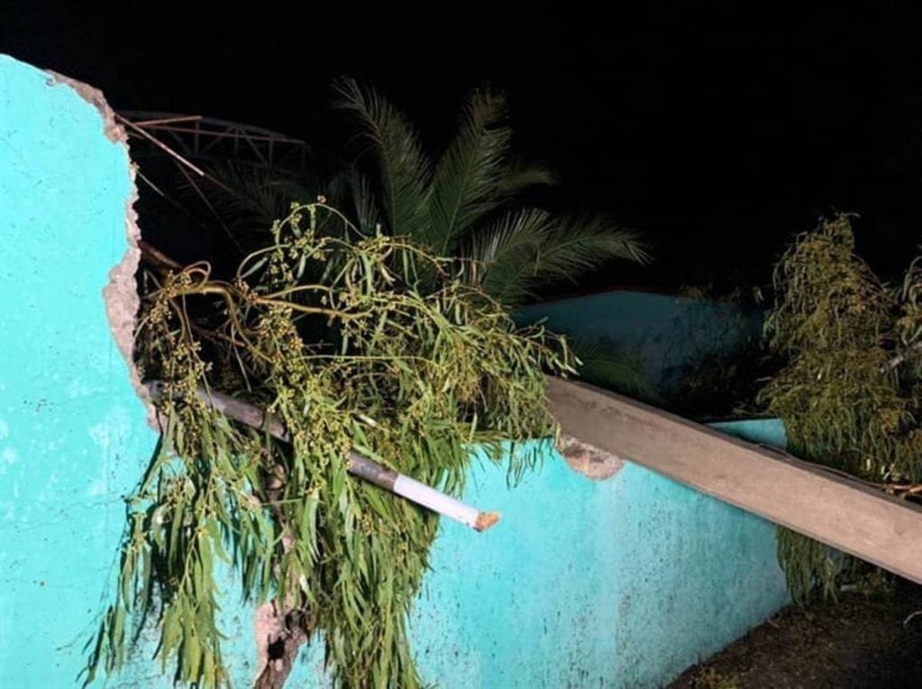 La tormenta y granizada que se registró en varias partes de Hidalgo causó afectaciones a dos comunidades de Ixmiquilpan, donde cayeron árboles, postes de electricidad y bardas perimetrales.