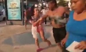 Turistas de la Ciudad de México que se disponían a disfrutar de las playas de Acapulco se agarraron a golpes con trabajadores de la playa Caletilla.