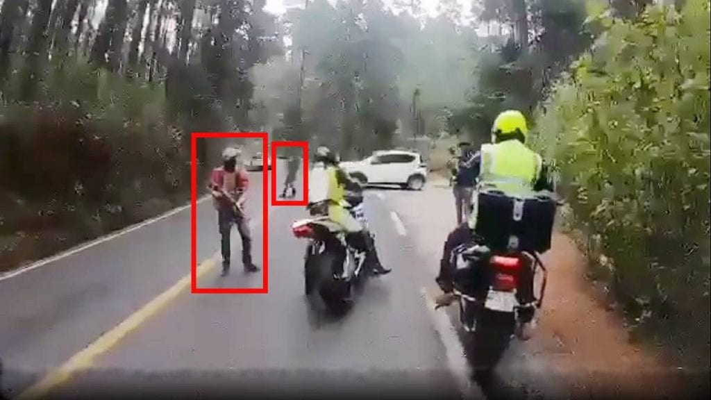 Video La Familia Michoacana pone retén en la carretera y asalta a motociclistas