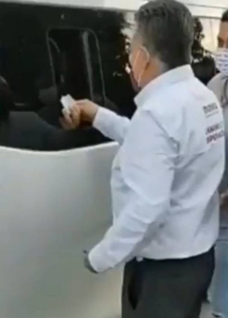 A través de redes sociales se difundió un video donde se observa a José Aguirre, candidato de Morena a la presidencia municipal de Irapuato repartir dinero a simpatizantes.