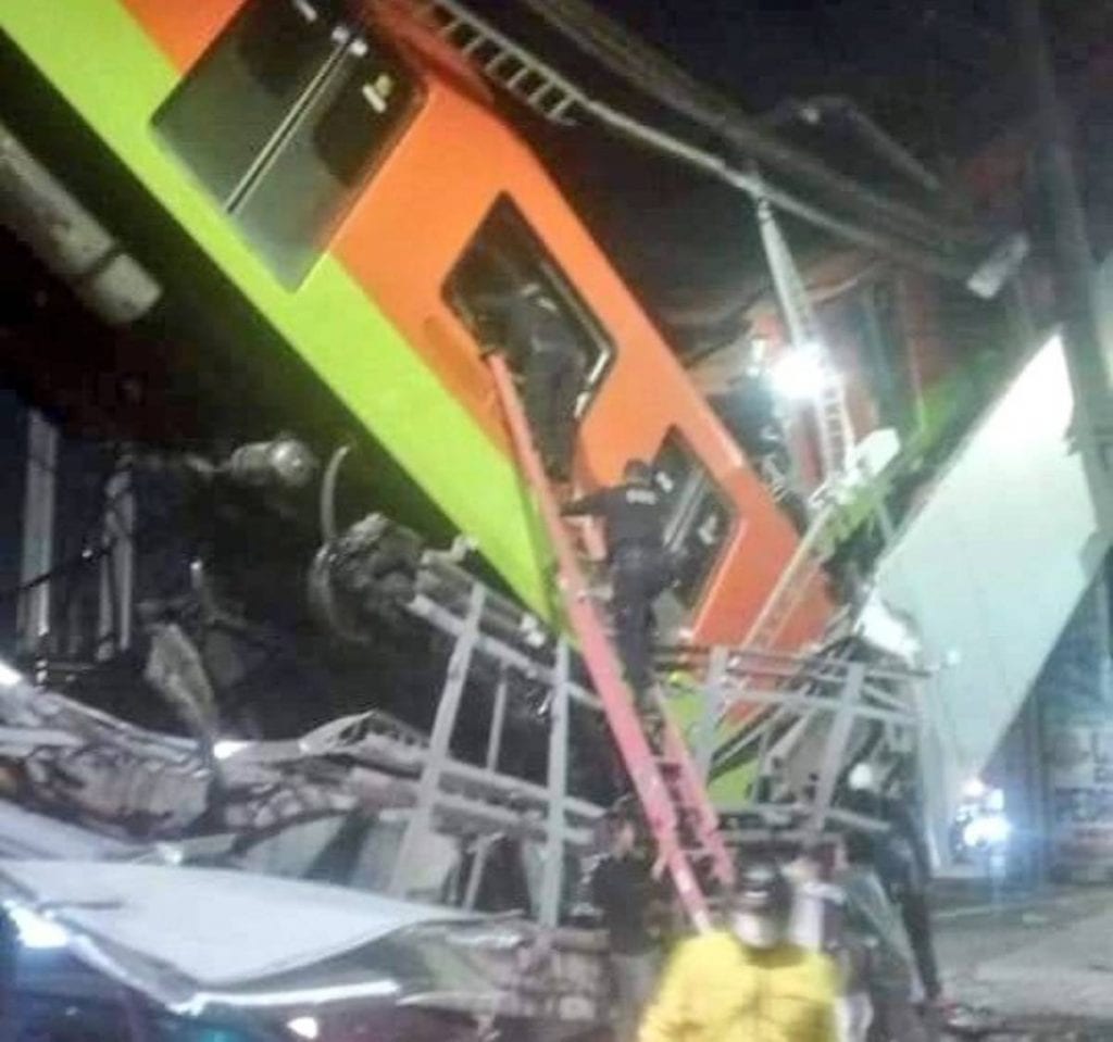 Durante la noche del lunes se registró el colapso de una estructura entre las estaciones Olivos y Tezonco de la Línea 12 del Metro de la Ciudad de México, un vagón quedó suspendido.