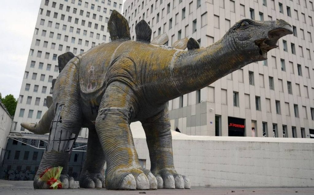 En Santa Coloma de Gramanet una comunidad cercana a Barcelona, España, hombre quedó atrapado al interior de una escultura gigante de dinosaurio, la estructura es metálica recubierta en su interior de cartón piedra.