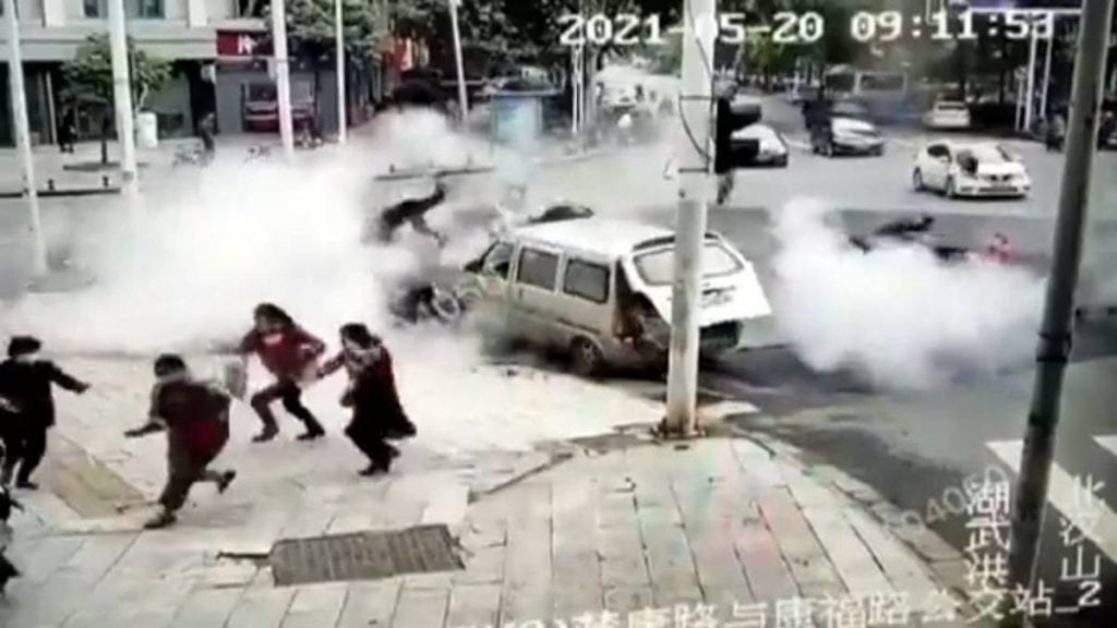 Cuatro personas resultaron heridas en el centro de China cuando a una explosión causada por una fuga de gas en una calle sacudió el pavimento.