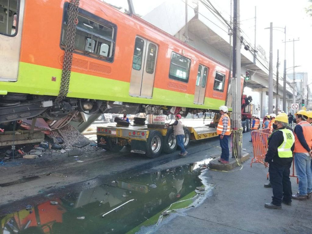 La Secretaría de Gestión Integral de Riesgos y Protección Civil (Sgirpc) de la Ciudad de México retiró el primer vagón del tren que cayó tras el desplome de la estructura donde se movilizaba.