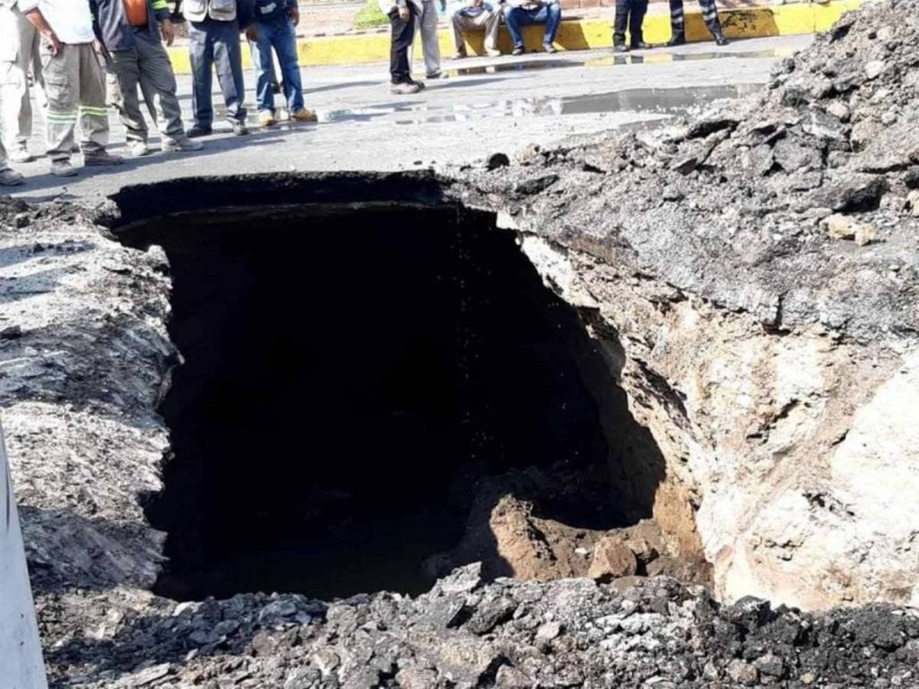 Vecinos y automovilistas de la alcaldía Venustiano Carranza reportaron este jueves un socavón en una de las avenidas principales de la colonia Moctezuma segunda sección.