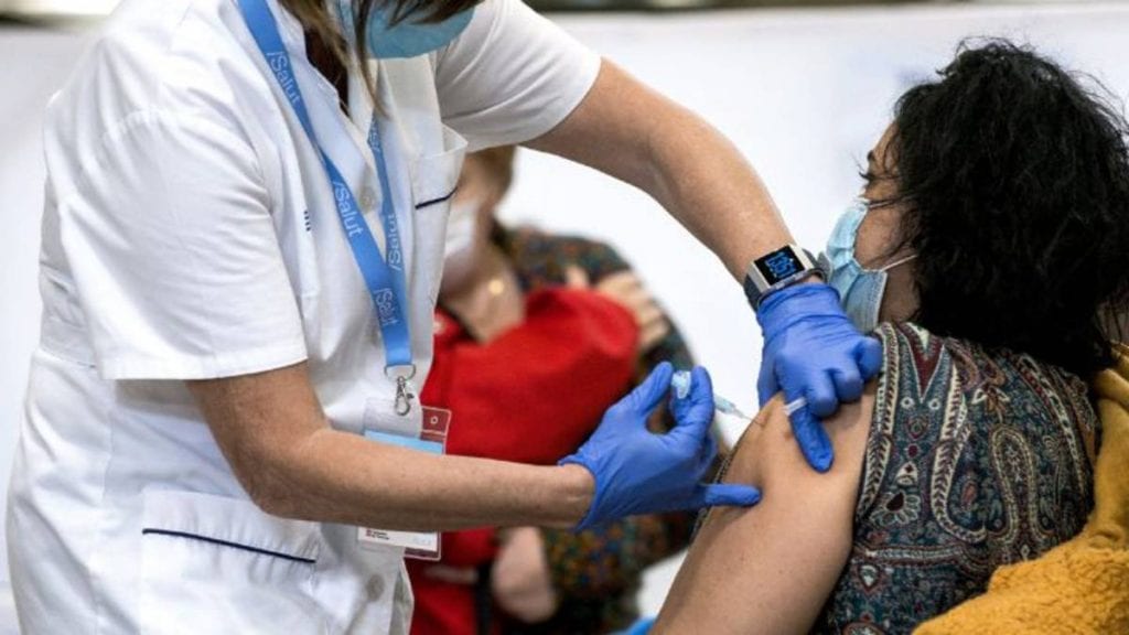 El Gobierno de la Ciudad de México informó este sábado que las próximas alcaldías para recibir la vacunación contra el COVID-19 a la población de 50 a 59 años de edad son Iztapalapa, Iztacalco, Xochimilco y Tláhuac.
