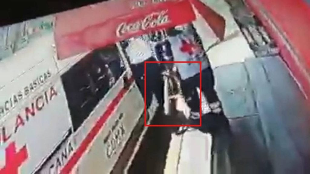 Cámaras de seguridad de una tienda captaron el momento en el que dos presuntos paramédicos de la Cruz Roja de México se roban un banco del lugar y se lo llevan en una ambulancia de la institución