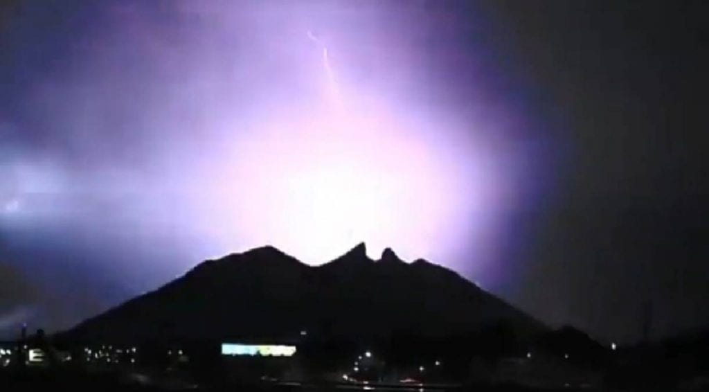 ¡Impresionante tormenta eléctrica en Monterrey!