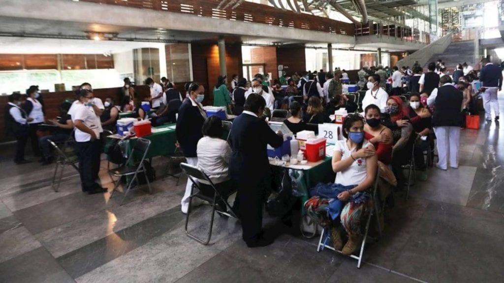 Autoridades de la Ciudad de México detallaron las sedes de vacunación para los adultos de 30 a 39 años en nueve alcaldías restantes.