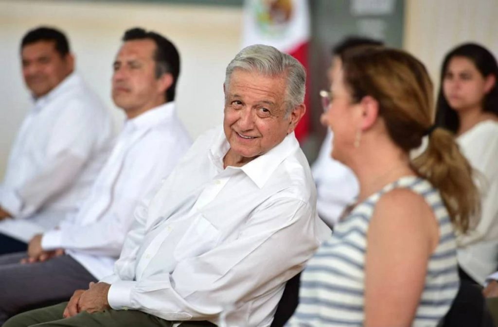 Llueve, truene o relampaguee los estudiantes regresarán a clases presenciales en agosto, advirtió el Presidente Andrés Manuel López Obrador, pues ya fue bastante tiempo de los cursos en línea.